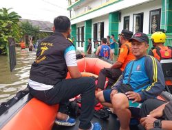 Kemensos Salurkan Bantuan Cepat untuk Warga Terdampak Banjir Rob di Muara Angke