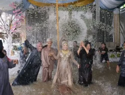 Resepsi Pernikahan Tetap Digelar di Tengah Banjir Rob Muara Angke