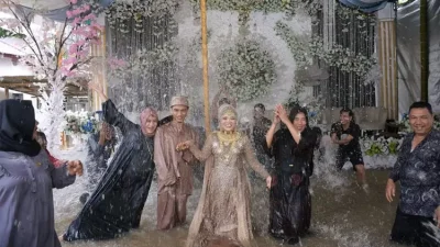 Resepsi Pernikahan Tetap Digelar di Tengah Banjir Rob Muara Angke